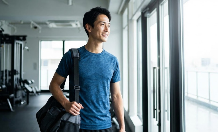 科学的な筋トレ理論を学び、自信を持ってボディメイクに取り組む準備ができた日本人トレーニーのイメージ。